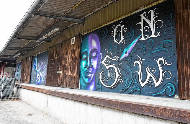 Das Bild zeigt nur einen Teil des Werkes von Jonas Fehlinger am Güterbahnhof.