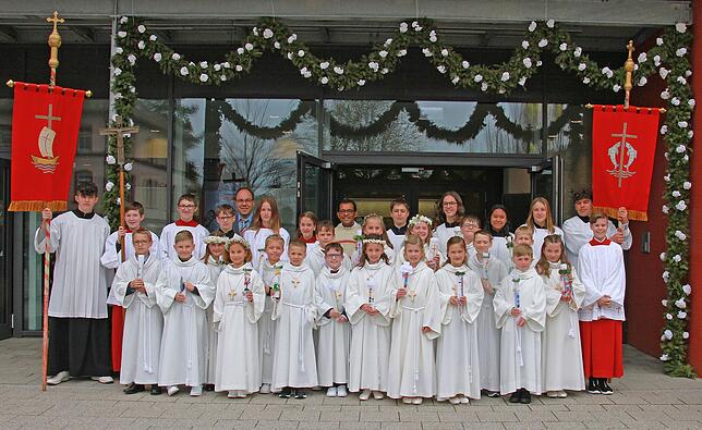 Drei Kinder haben in St. Vitus in Fützen ihre heilige Erstkommunion gefeiert. Gemeinsam mit Pfarrer Karlheinz Brandl, der den ...