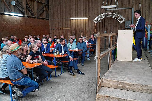 Tengens Bürgermeister Marian Schreier bei seiner Rede anlässlich der Eröffnung des Solarparks Berhof. Wegen schlechten Wetters fanden ...