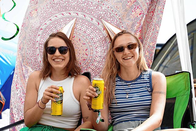 Feiern „das Wochenende unseres Lebens“, wie sie sagen (von links): Julia R. und Mona Thum aus Regensburg.