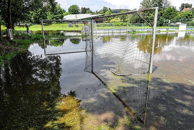 In Liggeringen ist der Bolzplatz überschwemmt