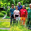 Die Mitglieder der Arbeitsgruppe „Bad Dürrheim blüht auf“ vor einem Grab mit alternativer Staudenbepflanzung (von links): Kathrin Schwab ...