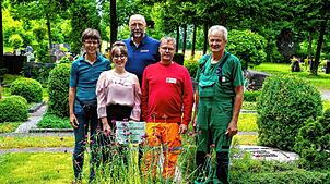Die Mitglieder der Arbeitsgruppe „Bad Dürrheim blüht auf“ vor einem Grab mit alternativer Staudenbepflanzung (von links): Kathrin Schwab ...