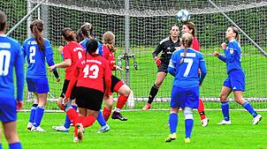 Kopfballtor: Carla Masche (Zweite von rechts) gleicht in der Partie beim FC Weizen zum 1:1 für die SG Hochrhein/Geißlingen aus.