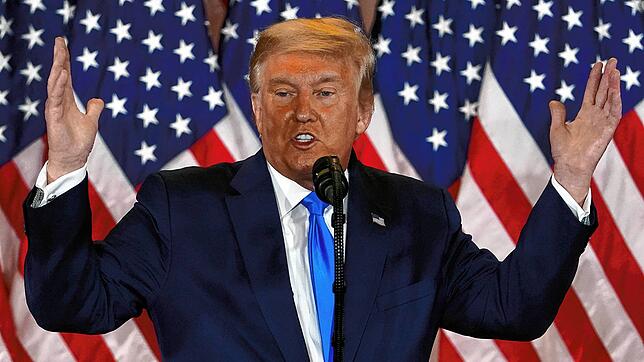 Donald Trump, Präsident der USA, spricht am frühen Mittwochmorgen im Ostsaal des Weißen Hauses.