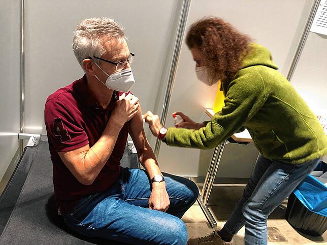 Christoph Schmid, 63, Intensivkrankenpfleger aus Bad Krotzingen, wird geimpft.