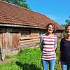 Früher wurden hier Pferde gehalten, aktuell noch Hühner: Bald wird das Gebäude hinter Alexandra Beyrle (links) und Andrea Groß zum ...