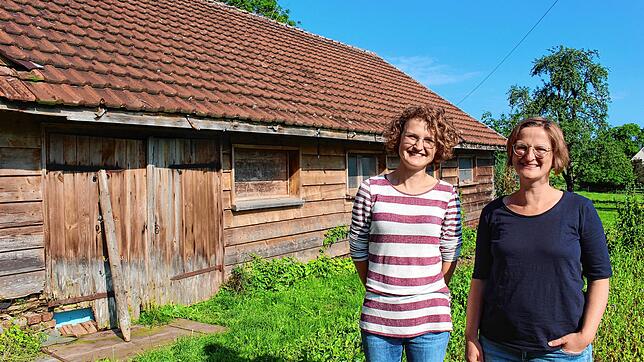 Früher wurden hier Pferde gehalten, aktuell noch Hühner: Bald wird das Gebäude hinter Alexandra Beyrle (links) und Andrea Groß zum ...