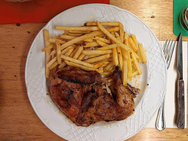 Backhähnchen mit Pommes: Eine ordentliche Portion.