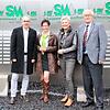 Der neue Marathonplatz mit enthüllter Siegertafel. Von links Vorsitzender Frank Kliche, Nicole Haas vom Organisationskomitee, Planerin ...