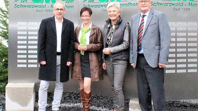 Der neue Marathonplatz mit enthüllter Siegertafel. Von links Vorsitzender Frank Kliche, Nicole Haas vom Organisationskomitee, Planerin ...