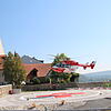 Ein Hubschrauber der Deutschen Luftrettung hebt nach einem Einsatz vom modernisierten Landeplatz des Spital Waldshut ab.