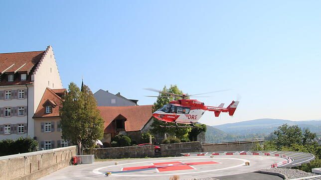 Ein Hubschrauber der Deutschen Luftrettung hebt nach einem Einsatz vom modernisierten Landeplatz des Spital Waldshut ab.