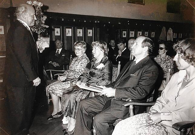 1977: Siegfried Schühle, ehemaliger Bürgermeister von Meßkirch, verleiht Dual-Firmenchef Siegfried Steidinger aus Anlass seines 70. ...