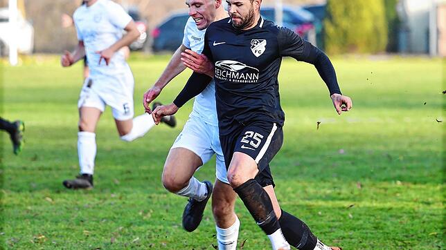 Der FC Gutmadingen (Sören Seyfried, rechts) ließ dem FV Marbach (Tim Häring) auf dem heimischen Platz kaum Chancen.