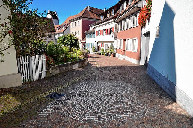 Die Fugen des Pflasters auszuspülen und zu erneuern, so wie hier in der Ulrichstraße, kostet rund 85 Euro pro Quadratmeter.