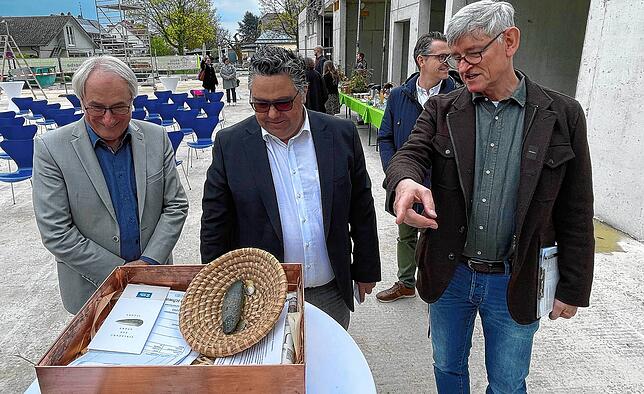 „Ganz schön alt“: Peter Walter vom Pfahlbaumuseum erläutert die Geschichte des 5500 Jahre alten Steinzeit-Werkzeugs. Im Bild ...