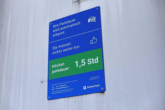 Dieses Schild weist deutlich auf die Höchstparkdauer hin. Es kann vom Auto aus mit dem bloßen Auge gelesen werden.
