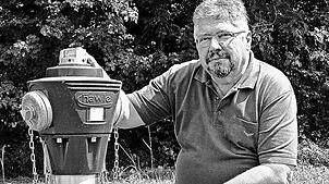 Friedemann Kikillus 2017 an einem Hydranten. Wasser prägte das Leben des ehrenamtlichen Feuerwehrmanns und hauptamtlichen Wassermeisters ...