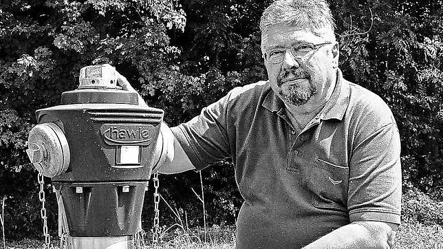 Friedemann Kikillus 2017 an einem Hydranten. Wasser prägte das Leben des ehrenamtlichen Feuerwehrmanns und hauptamtlichen Wassermeisters ...
