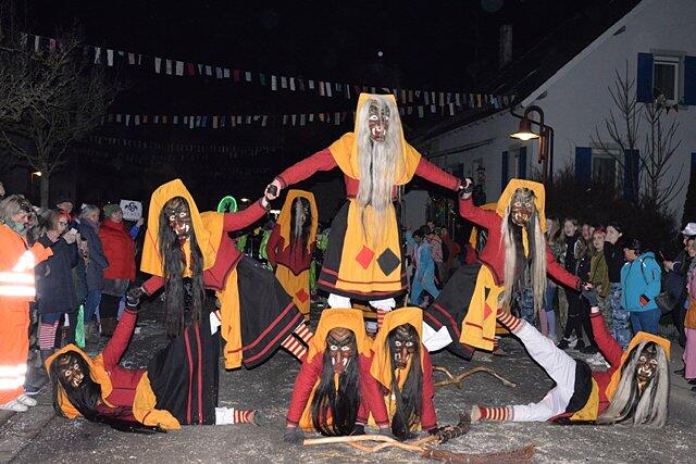 Bild 7: Großes Narrentreffen in Volkertshausen: Alle Bilder vom Nachtumzug (2)