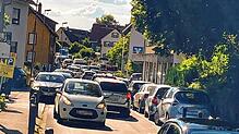 So stellt man sich das Leben in einem Teilort auf dem Land eigentlich nicht vor: Feierabendstau am Dienstag gegen 17.30 Uhr in Dettingen.