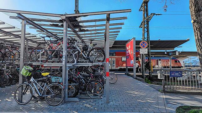 Pragmatisch hat die Stadt Singen eine Möglichkeit geschaffen, rund 170 Fahrräder am Bahnhof zu parken.