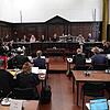 Die Prozessbeteiligten sitzen im Gerichtssaal im Prozess wegen mutmaßlicher Kindesentführung im Landgericht Hamburg.