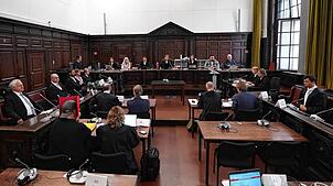 Die Prozessbeteiligten sitzen im Gerichtssaal im Prozess wegen mutmaßlicher Kindesentführung im Landgericht Hamburg.