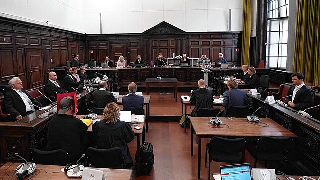 Die Prozessbeteiligten sitzen im Gerichtssaal im Prozess wegen mutmaßlicher Kindesentführung im Landgericht Hamburg.