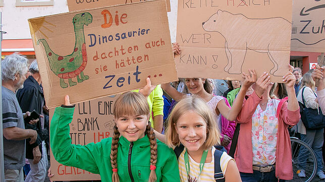 Mit Plakat: Kreativ waren die Demonstranten bei der Gestaltung ihrer Schilder.