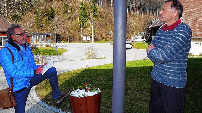 Heimleiter und Vorstandsmitglied der Camphill Dorfgemeinschaft Lehenhof, Stefan Siegel-Holz (rechts) auf dem Lehenhof, oberhalb von ...