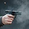 Ein Mann schießt mit einer Pistole (das Symbolbild zeigt eine Schreckschusspistole). Ein 25-Jähriger soll in Lampenberg im Kanton ...