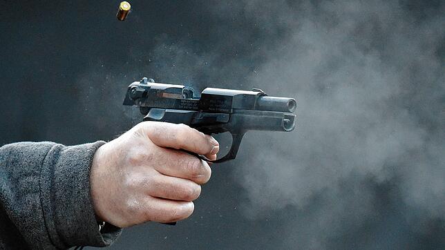 Ein Mann schießt mit einer Pistole (das Symbolbild zeigt eine Schreckschusspistole). Ein 25-Jähriger soll in Lampenberg im Kanton ...