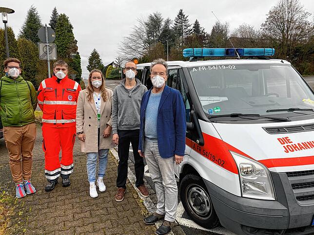 Der Pandemiebeauftrage Olaf Boettcher (rechts) zusammen mit einem der beiden mobilen Impfteams, die im Landkreis Menschen in ...