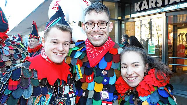 Bild 22: Konstanzer Fasnacht: Blätzlebuebe feiern den Auftakt 2023 auf dem Augustinerplatz