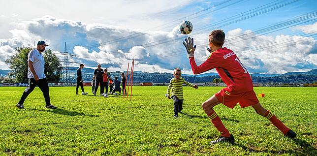 Den Torwart zu überlisten, ist eine der Hausforderungen beim Inklusionstraining des SC Niederhof/Binzgen.
