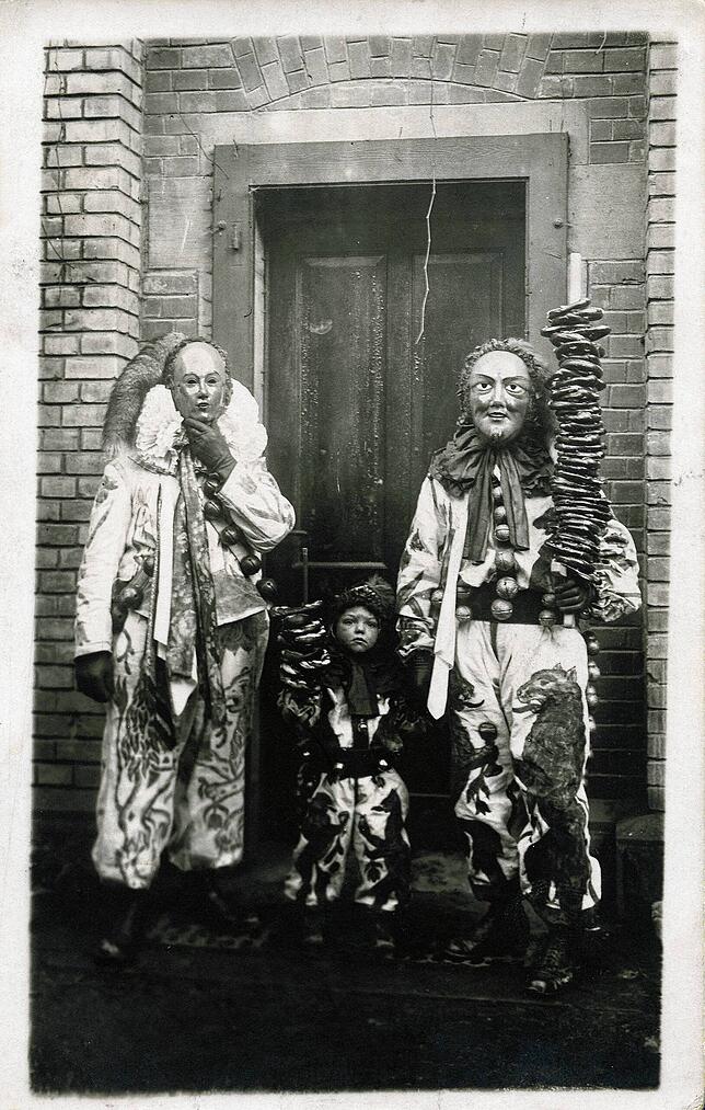 Villinger Narro (links) und Schramberger Original-Hansel (rechts) mit einem der ersten Schramberger im Kinderkleidle um 1925.