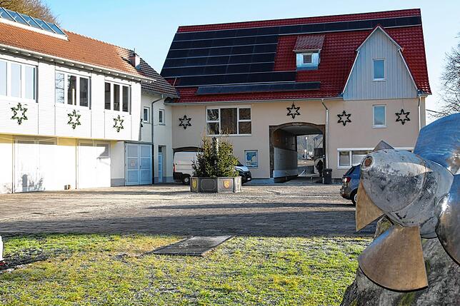 Aufgaben für das neue Jahr: Vorbildlich saniert wurde der Baukomplex Mühlenstraße 1 in Aach. Die alten Garagen der DRK-Ortsgruppe ...