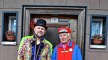 Erznarr Horst Schmid (rechts) hat bei der Narrengesellschaft die Moderation der Kinderfastnacht an Tim Lengsfeld   übergeben. Bild: Hans ...