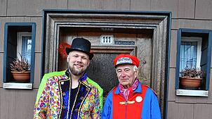 Erznarr Horst Schmid (rechts) hat bei der Narrengesellschaft die Moderation der Kinderfastnacht an Tim Lengsfeld   übergeben. Bild: Hans ...