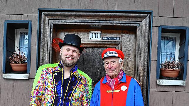 Erznarr Horst Schmid (rechts) hat bei der Narrengesellschaft die Moderation der Kinderfastnacht an Tim Lengsfeld   übergeben. Bild: Hans ...