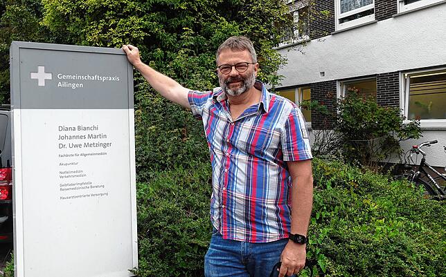 Uwe Metzinger vor der Gemeinschaftspraxis Ailingen.