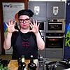 Kochkursleiterin Sabine Finger von der VHS Leipzig machte die einzelnen Schritte vor.