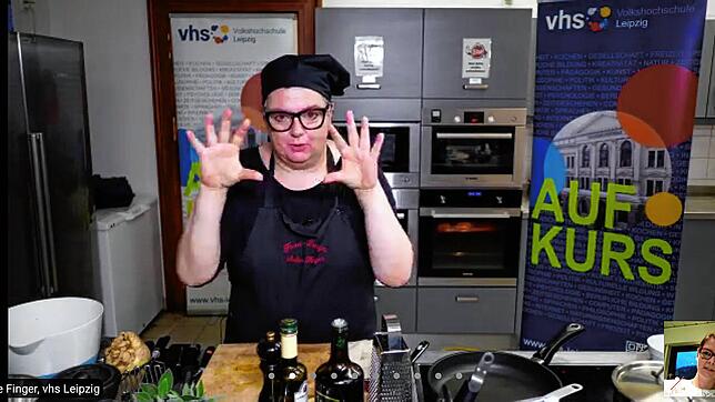 Kochkursleiterin Sabine Finger von der VHS Leipzig machte die einzelnen Schritte vor.