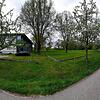 Zwischen der Sporthalle Bodman (links) und dem Weg ins Naturschutzgebiet (rechts) soll die Outdoor-Sportanlage mit Pumptrack und vielem ...