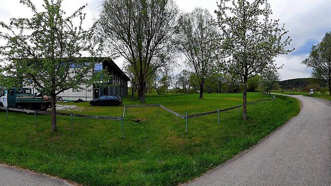 Zwischen der Sporthalle Bodman (links) und dem Weg ins Naturschutzgebiet (rechts) soll die Outdoor-Sportanlage mit Pumptrack und vielem ...