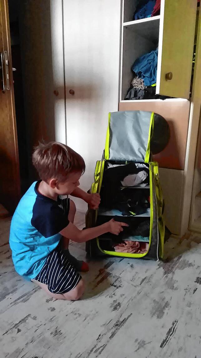 Lenni ist der Erste, der seinen Trolley für die Reise nach Salem fertig hat.