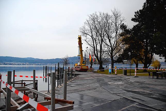 Bild 3: Bilder vom Zusammenbau einer Bohrplattform im Bodmaner Hafen