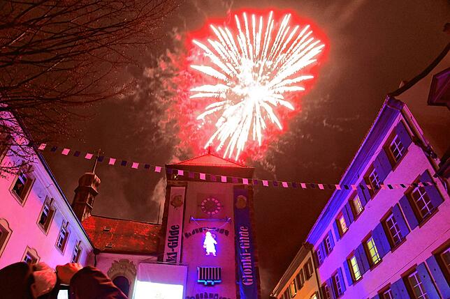 Glänzender Schlusspunkt unter einen fulminanten Fasnetsonntag: Das Feuerwerk der Glonki-Gilde über dem Bickentor.